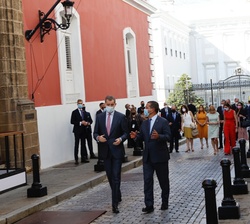 Su Majestad el Rey, acompañado del Gobernador de Puerto Rico, se dirige a la Casa de la Alcaldía